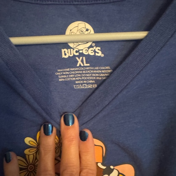 Just A Girl Who Loves Buc-ee’s shirt XL - Picture 3 of 3